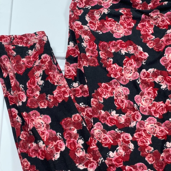 Lularoe TC Black and Red Rose Heart Leggings—All Lularoe Buy 2, Get 1 Free - Picture 1 of 2